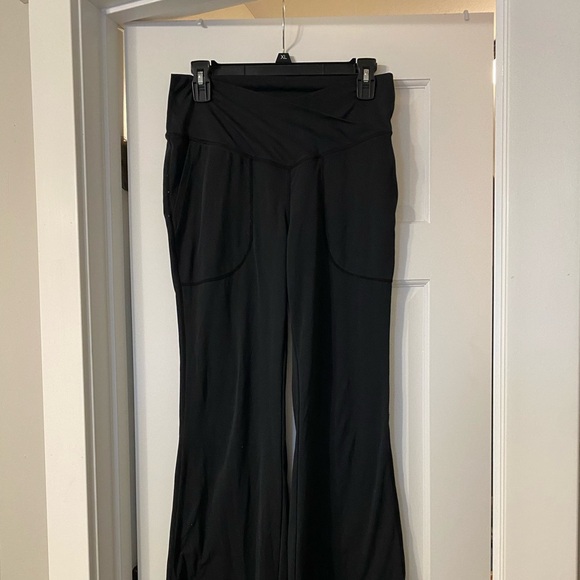 Halara Crossover Pocket Hem Full Length Flare Leggings in Black Size Medium - Picture 5 of 6